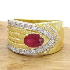 Anel com Rubi e 22 Diamantes, em Ouro Amarelo 18 Kilates